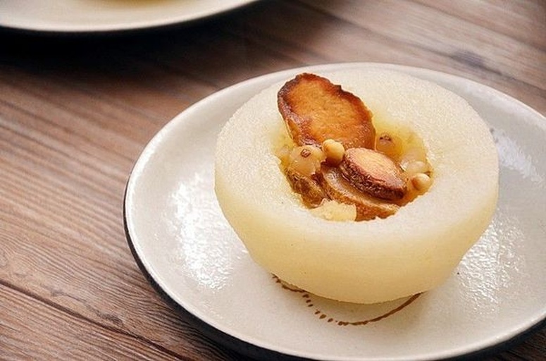 中医师正在为患者讲解梨类食材选择