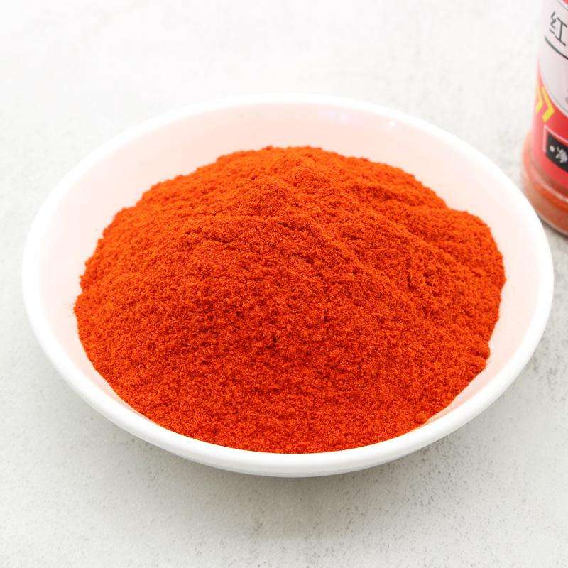 俯拍高清图:青翠黄瓜段与粉白子姜片交错铺陈,表面油润反光,撒有金黄芝麻与细小米辣圈,背景为竹编凉席与青瓷小碟,整体清爽通透,无水渍、无酱汁淤积 子姜拌黄瓜成品特写