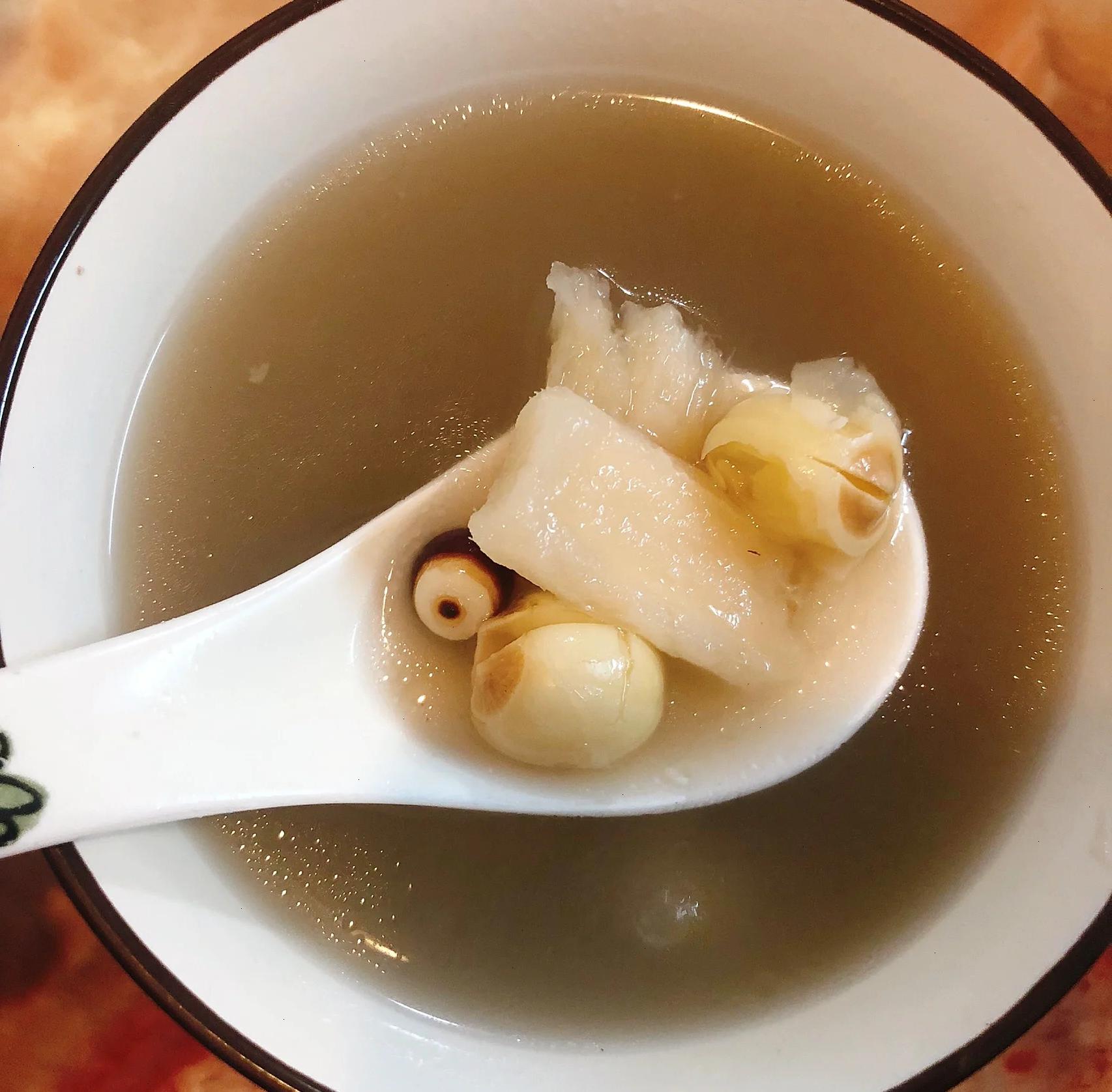 墨旱莲与生姜熬制的汤品成品图,色泽自然,热气腾腾 墨旱莲生姜汤成品图