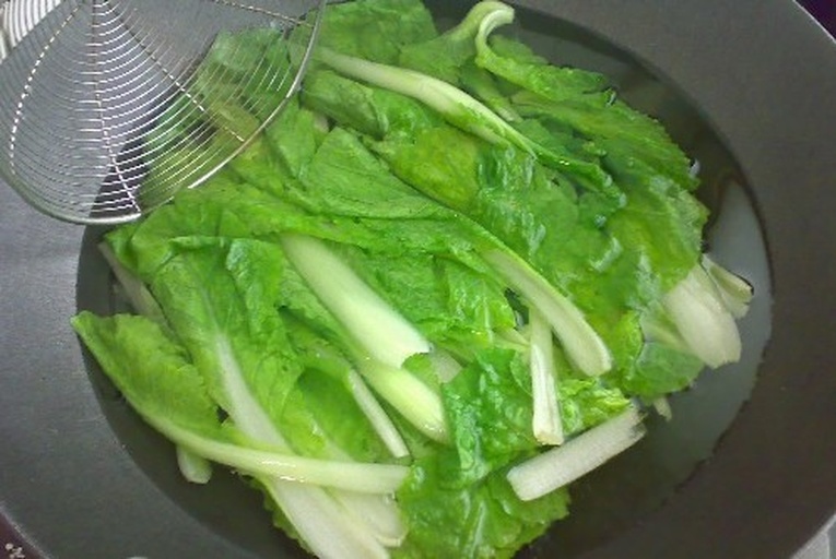 厨房中正在焯水的生菜