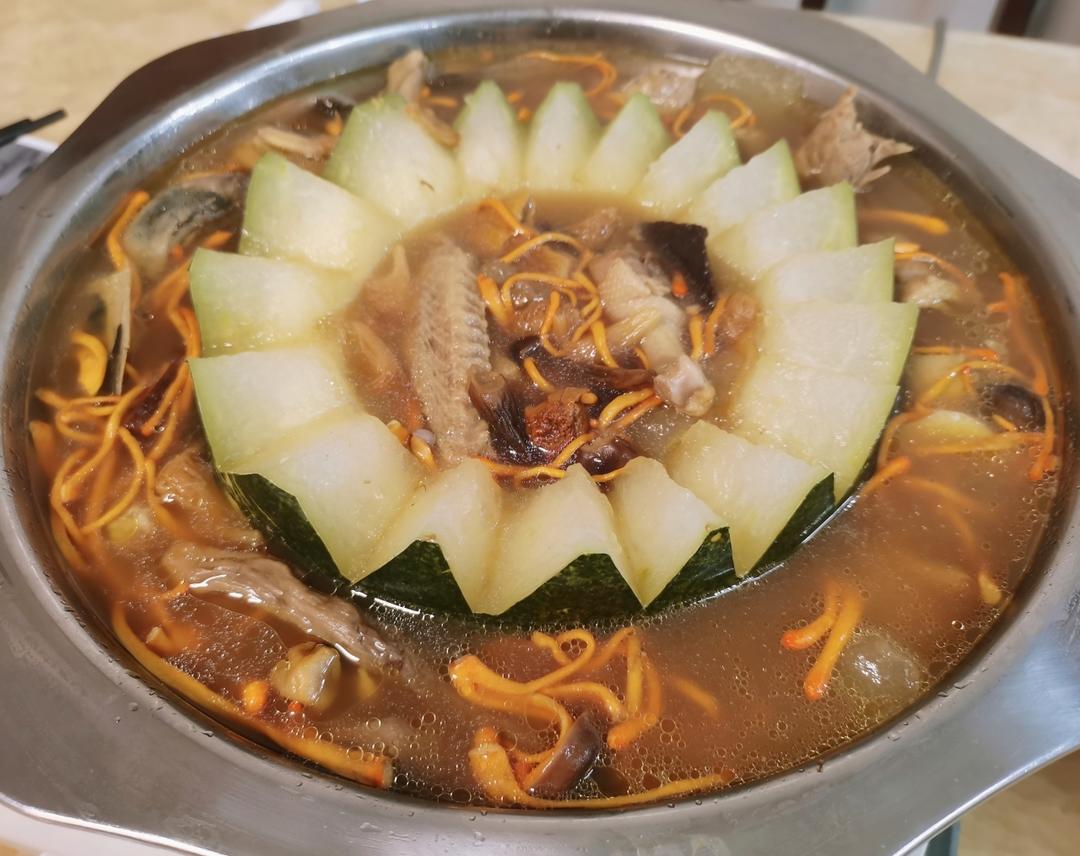 左半图:不锈钢锅中凤爪在微沸清汤中缓慢翻滚,水面仅见细密气泡;右半图:大号玻璃盆内冰水淹没凤爪,冰块清晰可见,凤爪呈玉白色半透明状,边缘微卷 凤爪焯水与冰镇过程特写