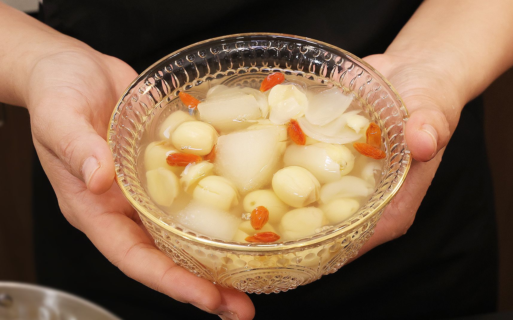 一碗热气腾腾的冰糖莲子羹