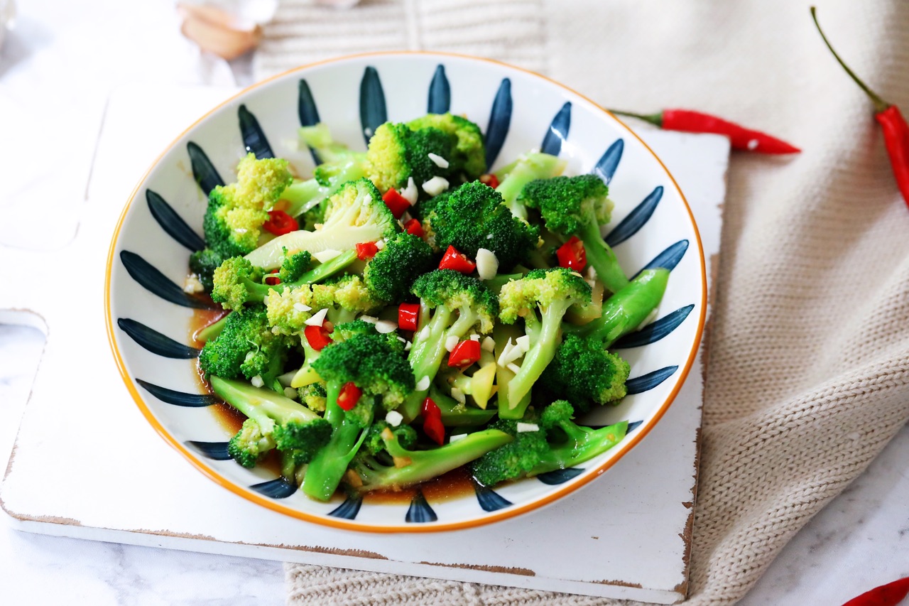 西兰花与红甜椒混合炒制