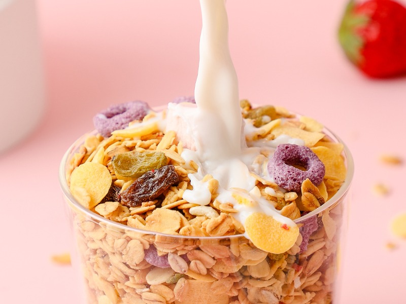 一杯盛放在透明玻璃杯中的粉红色草莓酪乳饮品