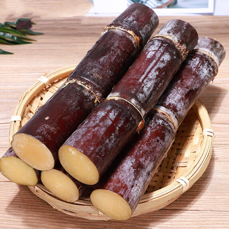 高清微距摄影:新鲜紫皮甘蔗横切面,呈现乳白色维管束环状排列,中心髓部饱满多汁,汁液在切口处形成细密亮晶晶液滴,背景为竹编簸箕,体现农产品原生态属性 甘蔗横切面特写:可见晶莹纤维束与蜜状汁液渗出