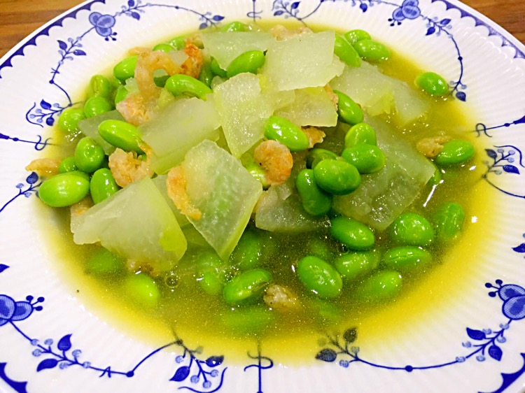 冬瓜玉米黄豆汤,汤色微黄,冬瓜与玉米块清晰可见,汤体清澈,适合夏季饮用 冬瓜玉米黄豆汤特写图