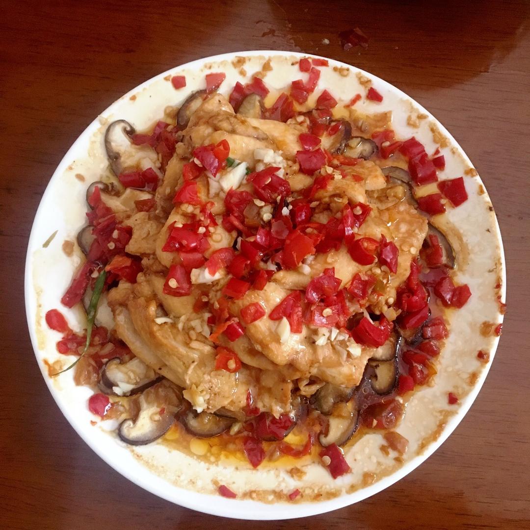 蒜香蚝油白鸟平菇炒鸡片翻炒过程