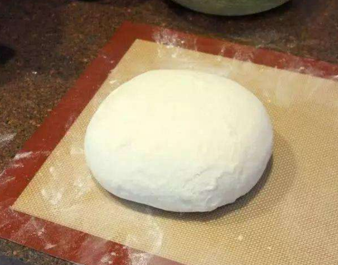 寿桃制作所需的食材摆放整齐