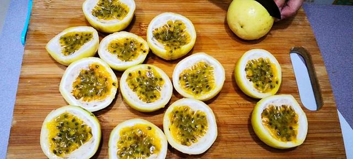 百香果切开后内部有白色幼虫特写