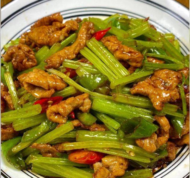 山芹炒肉成品装盘图