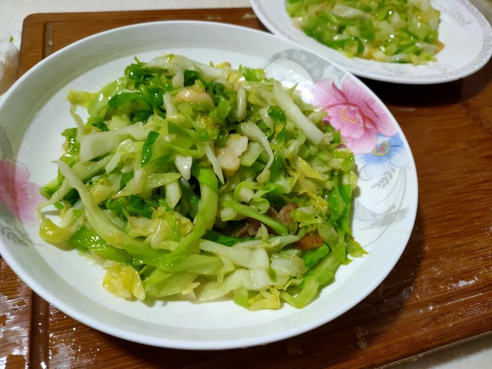 素炒包菜成品图