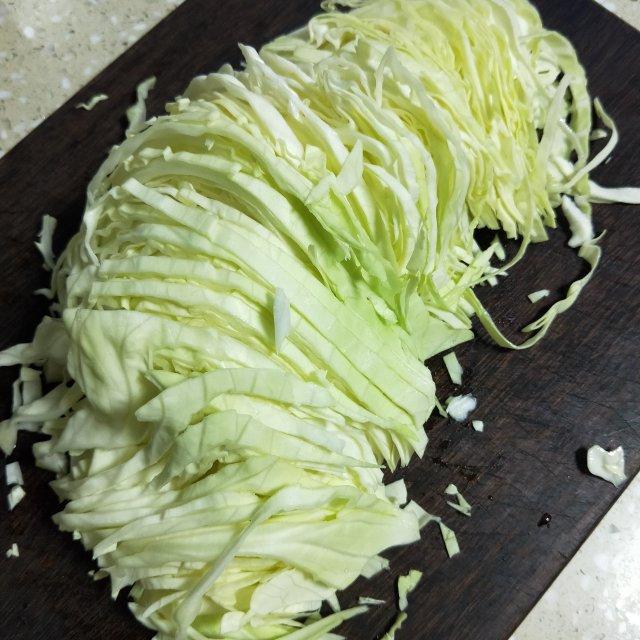 图示:白菜和韭菜切碎处理过程,展示食材准备细节 处理白菜与韭菜