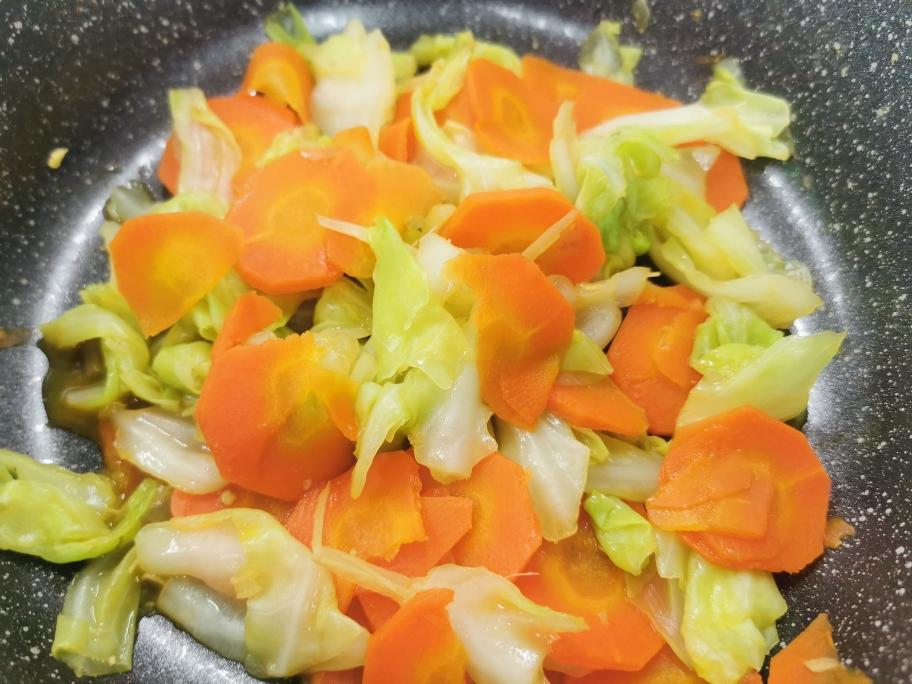 蒸好的红皮萝卜素馅包子摆盘,热气腾腾,诱人食欲 蒸好的红皮萝卜素馅包子摆盘,热气腾腾,诱人食欲