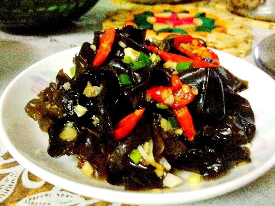 家常炒木耳菜肴成品图