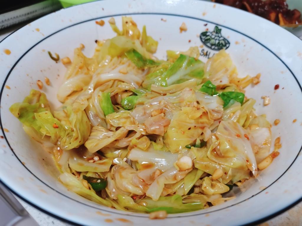 成品炝炒包菜装盘效果