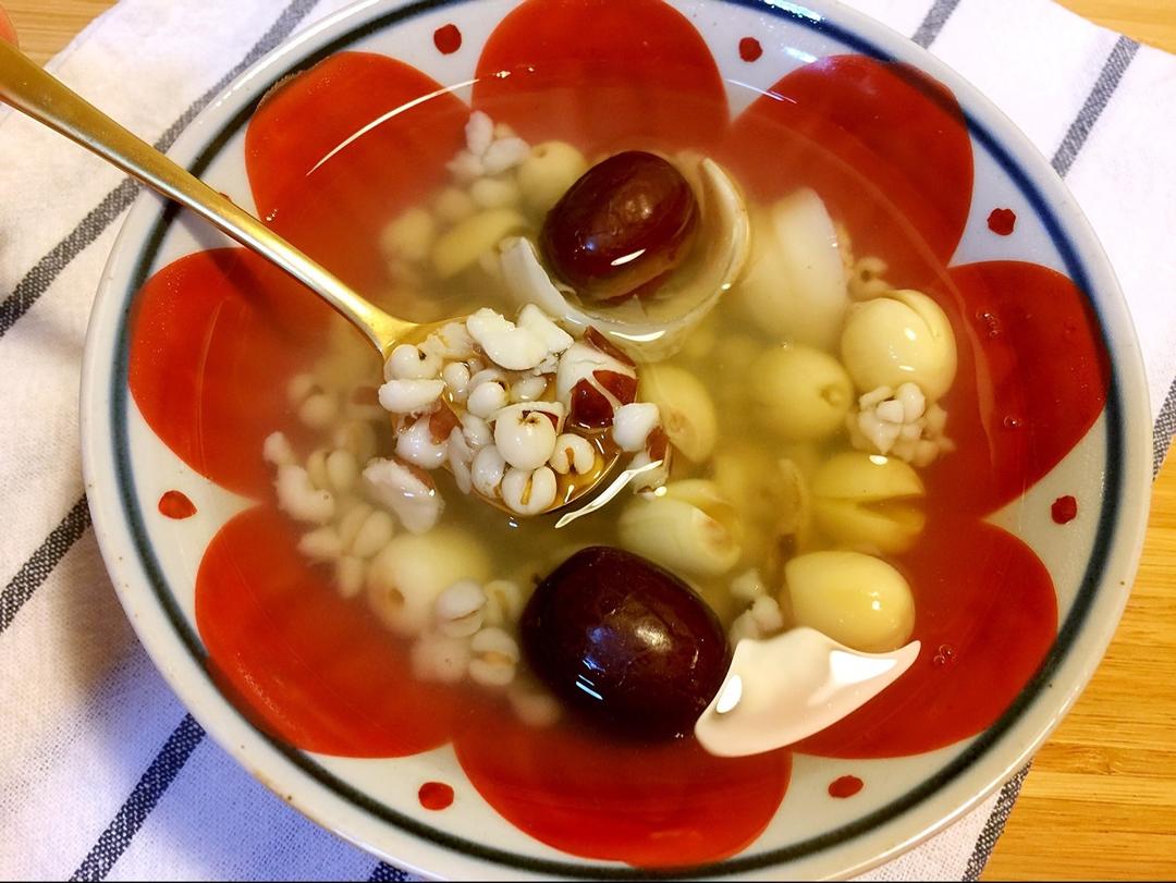 青枣与莲子、百合、山药等食材摆放在一起,适合搭配养生食谱 青枣与其他食材搭配图