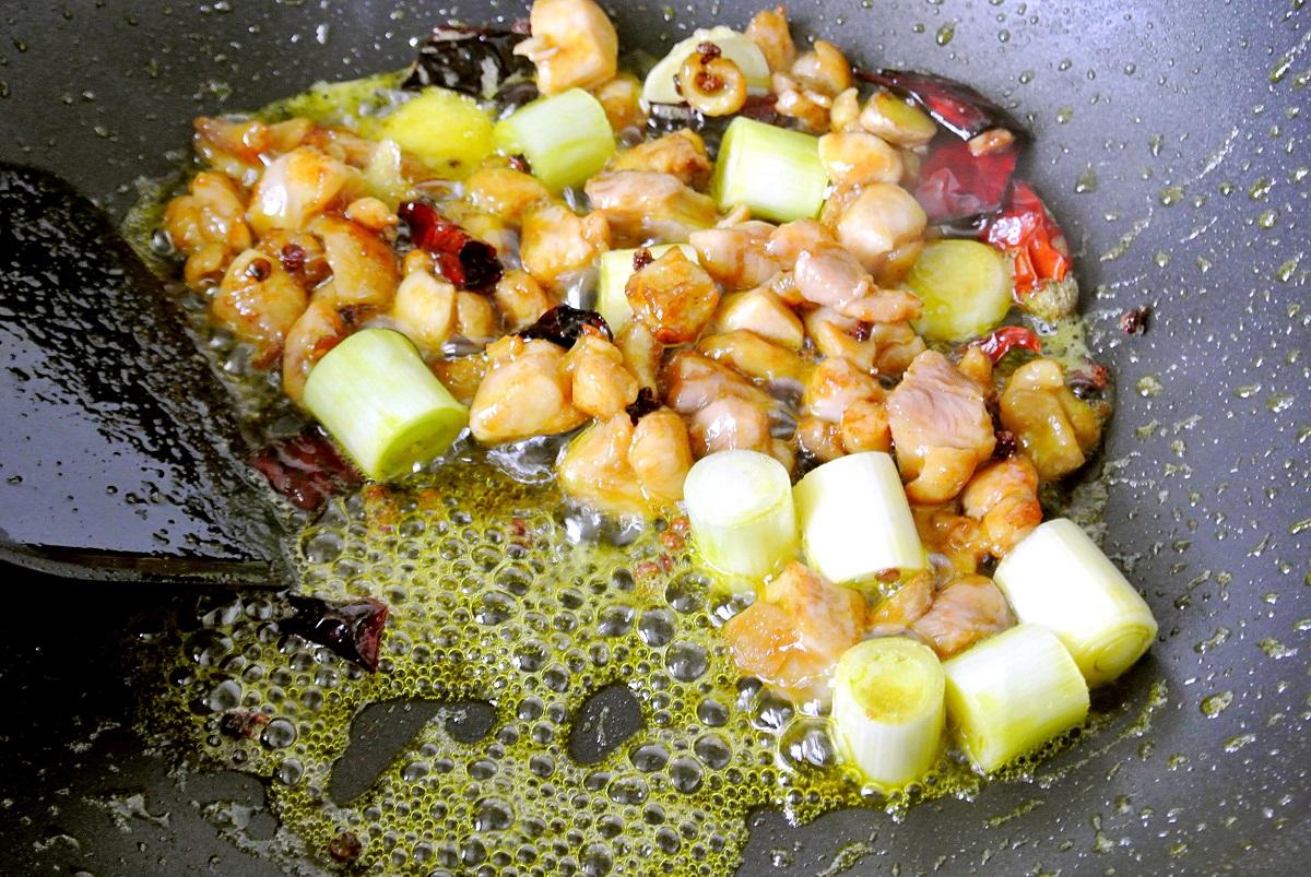 大葱炒鸡肉翻炒过程展示图