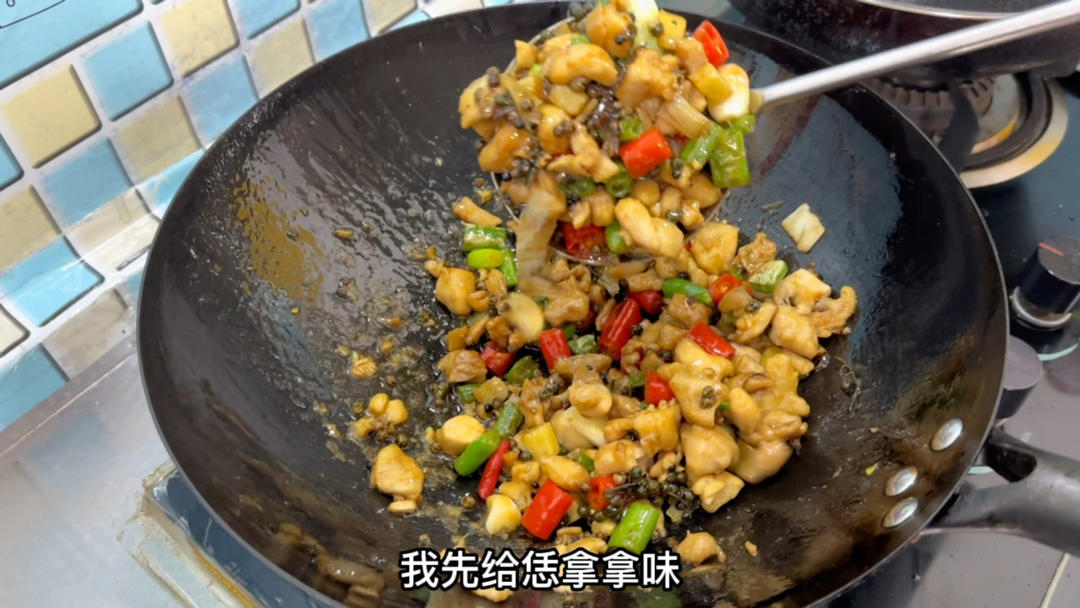 一口铁锅正进行高温翻炒,锅中鸡丁与大量葱段交织,火焰轻微上扬,食材呈金红色泽,烟气升腾,展现‘爆炒’的真实场景 锅中正在翻炒葱爆鸡腿