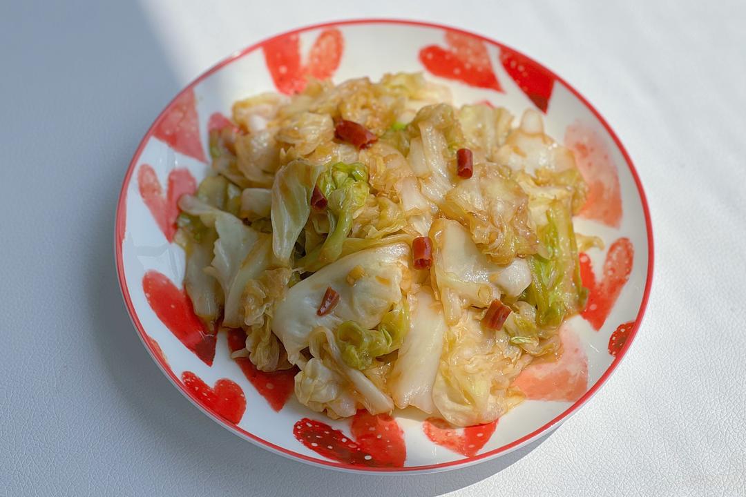 家庭餐桌上的黄心白菜菜肴