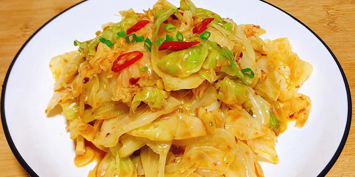 家庭厨房中的圆包菜料理