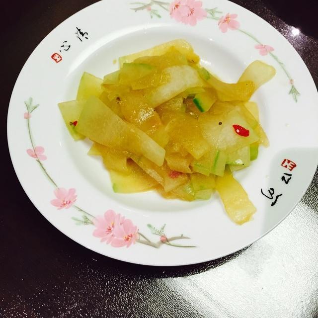 一碗精致摆盘的凉拌菜,包含紫红色洋葱薄片、红色番茄块、深绿色橄榄,淋有光泽的橄榄油,撒有黑色胡椒粒,背景为浅灰色餐布,餐具为白色瓷盘,突出食材新鲜与健康饮食氛围 洋葱番茄橄榄油凉拌菜成品图