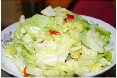 现代都市家庭厨房一角：不锈钢料理台上摆放洗净切好的白菜帮与菜叶，旁边是玻璃碗盛装的鲜榨白菜苹果汁，背景虚化处可见智能冰箱与蒸烤箱，整体明亮洁净，体现健康生活新场景