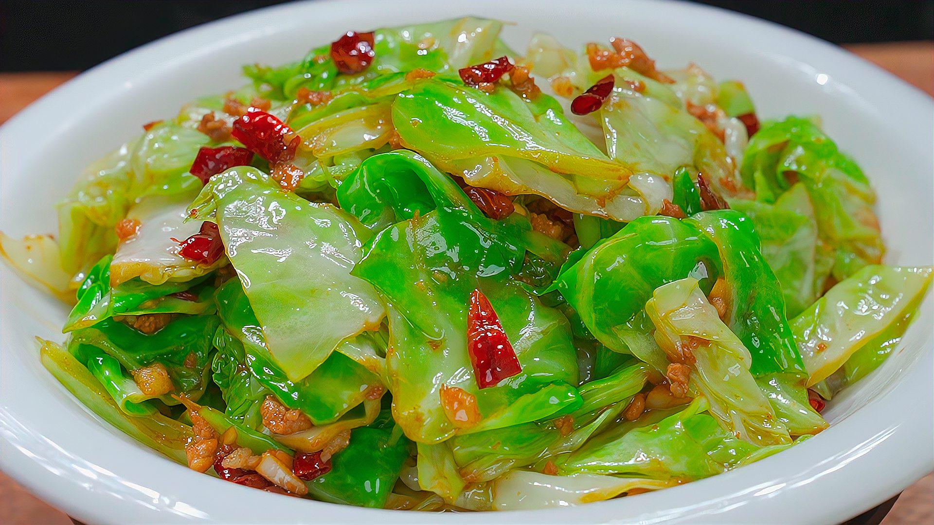 家庭厨房场景:砧板上刚切开的圆包菜横截面特写,露出乳白色致密叶球结构,层次分明如年轮,水珠晶莹,旁边摆放蒜末、干辣椒与铁锅,锅中油光微泛,呈现即将爆炒的临界状态 家庭厨房场景:砧板上刚切开的圆包菜横截面特写,露出乳白色致密叶球结构,层次分明如年轮,水珠晶莹,旁边摆放蒜末、干辣椒与铁锅,锅中油光微泛,呈现即将爆炒的临界状态