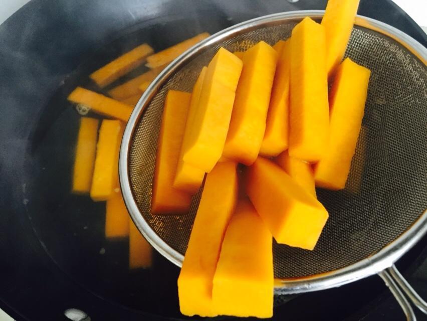 厨房中焯煮南瓜尖的过程