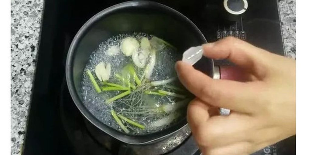 侧柏枝煮水过程图