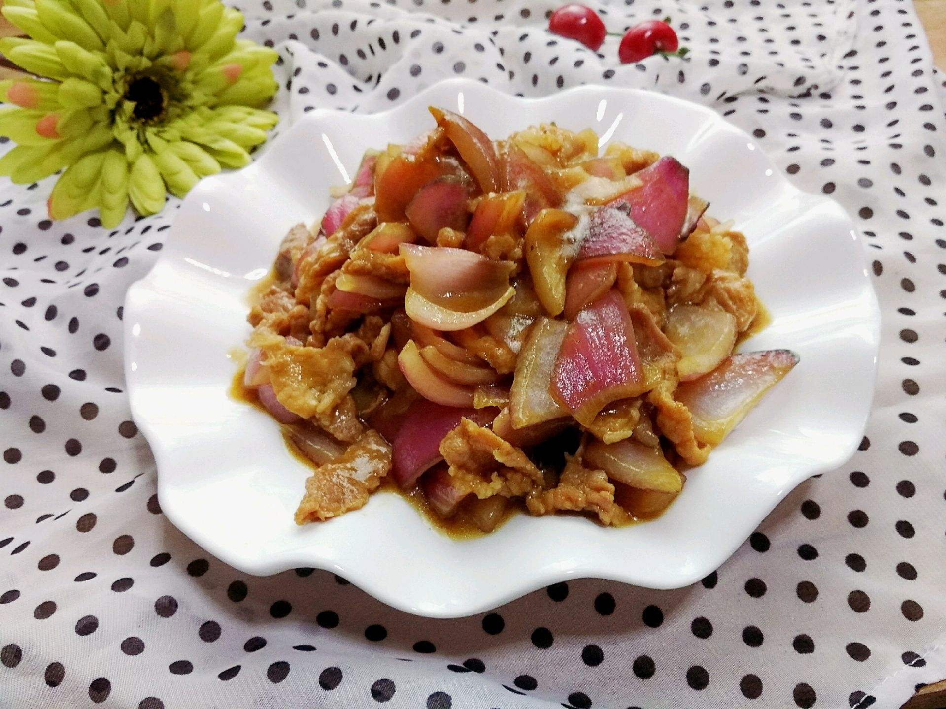 九宫格构图:左列三张特写——上为3mm菱形片(炒牛肉用)、中为1.5cm厚半圆块(炖煮用)、下为极细丝(凉拌用);右列三道成品菜对应摆放:爆香洋葱炒牛肉、焦糖洋葱炖鸡腿、清甜洋葱拌豆腐,每道菜旁标注核心风味关键词:'脆甜焦香'、'软糯回甘'、'清爽微辛' 黄皮洋葱三种切法与对应菜式拼图