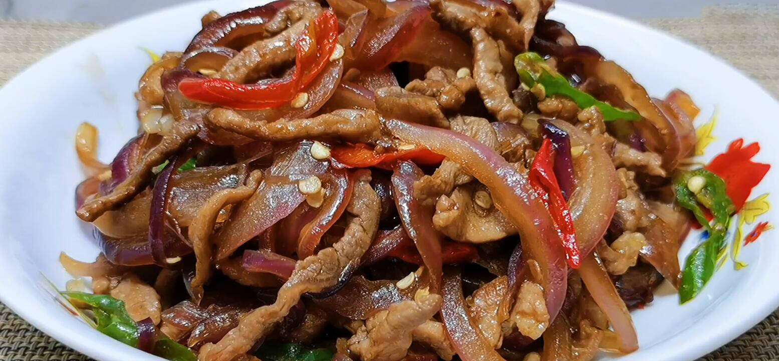 清炒洋生姜肉片出锅特写