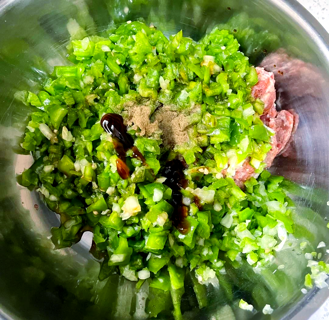 红椒与肉馅的准备过程