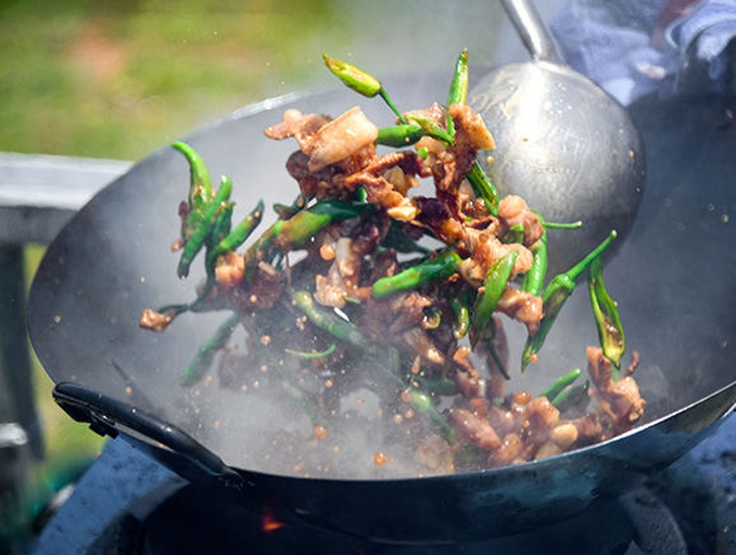 厨房中嫩羊肉片正在被快速翻炒
