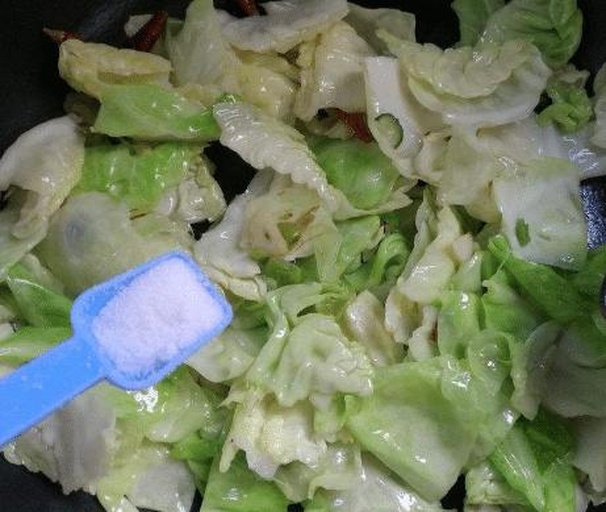 展示清炒白菜的烹饪过程,强调健康烹饪方式 清炒白菜示意图