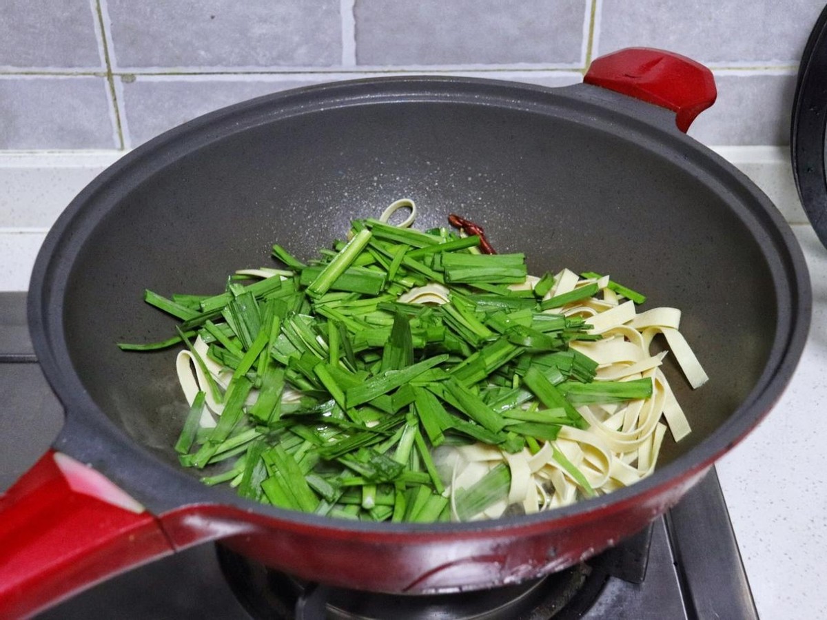 藕片与韭菜在锅中翻炒