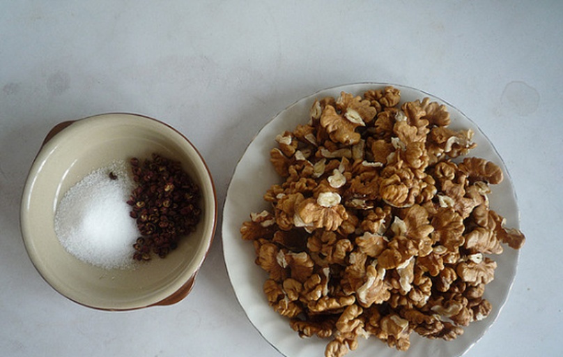 椒盐核桃成品摆盘