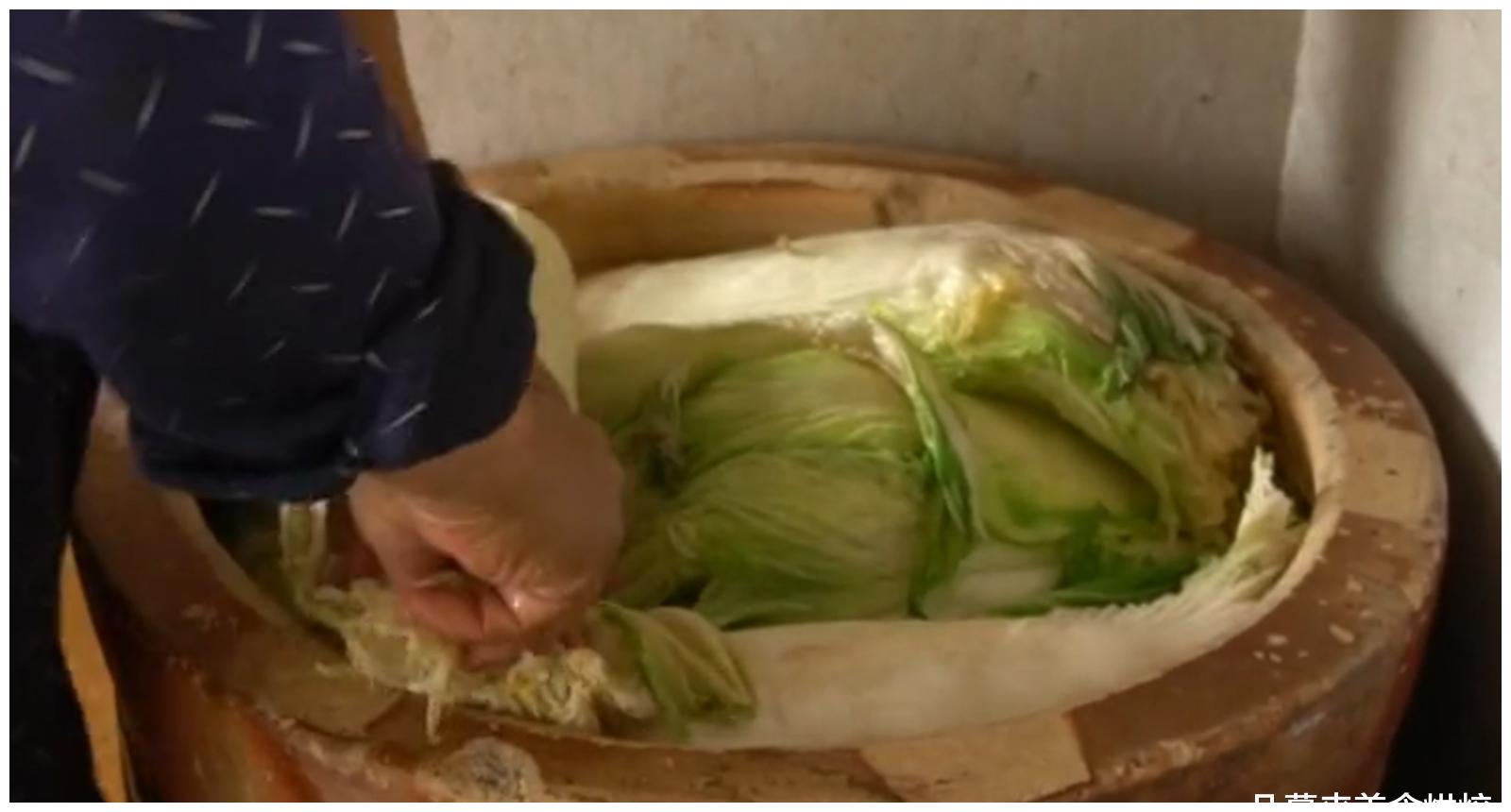展示大白菜切碎、加盐腌制、挤水的全过程 处理大白菜制作饺子馅的过程图