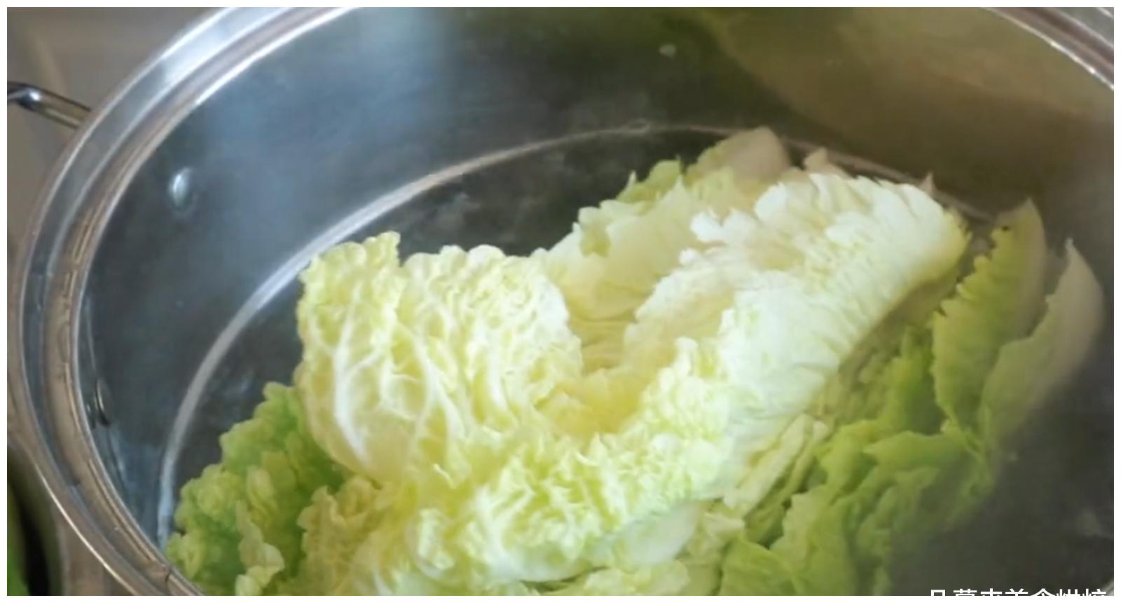 焯烫白菜过程