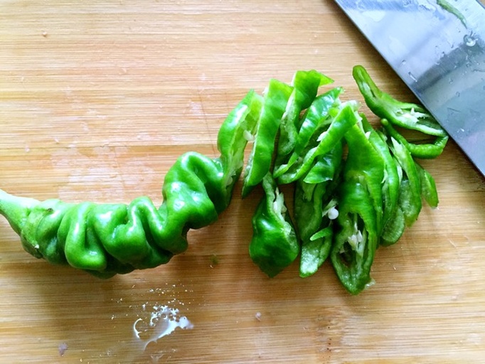 厨房中切开的鲜辣椒