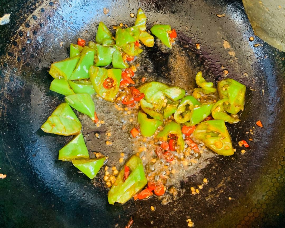 辣椒翻炒中呈现微微起皱状态