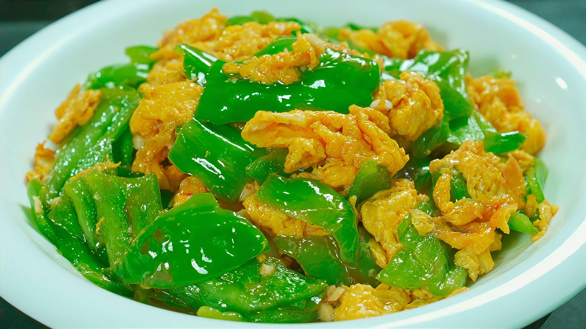 香妃椒炒蛋成品图:鲜椒保持完整圈状形态,断面显水嫩质地,绿色椒肉泛淡红晕,与鸡蛋形成色彩与香气双重呼应,凸显其作为鲜辣椒的烹饪适配性与风味表现力 香妃椒炒蛋特写摆盘:金黄鸡蛋包裹数段翠绿带红晕的香妃椒圈,椒体脆嫩多汁,表面反光润泽,盘底衬芭蕉叶,呈现“香而不辣”鲜辣椒在中式家常烹饪中的经典应用