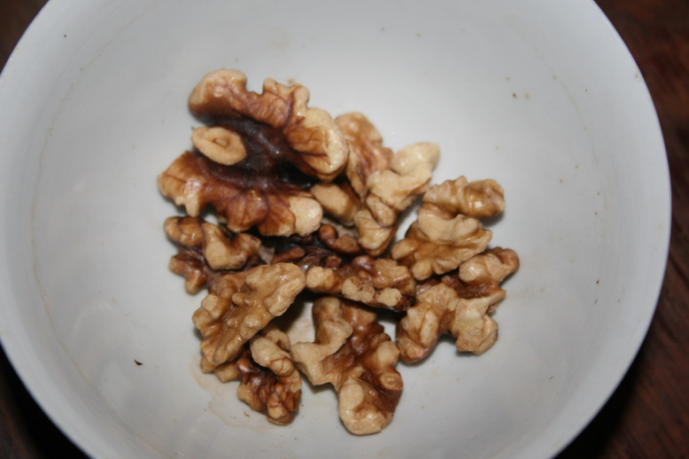 椒盐薄皮核桃拌料过程