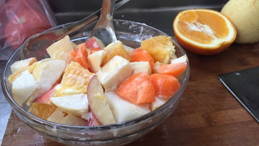 血橙石榴混合果汁与沙拉搭配场景图