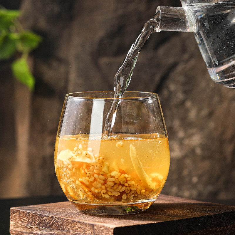 五味子与蜂蜜冲泡饮品的玻璃杯特写