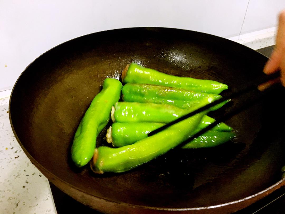 展示肉皮与尖椒在锅中翻炒的细节过程 肉皮炒尖椒翻炒过程图