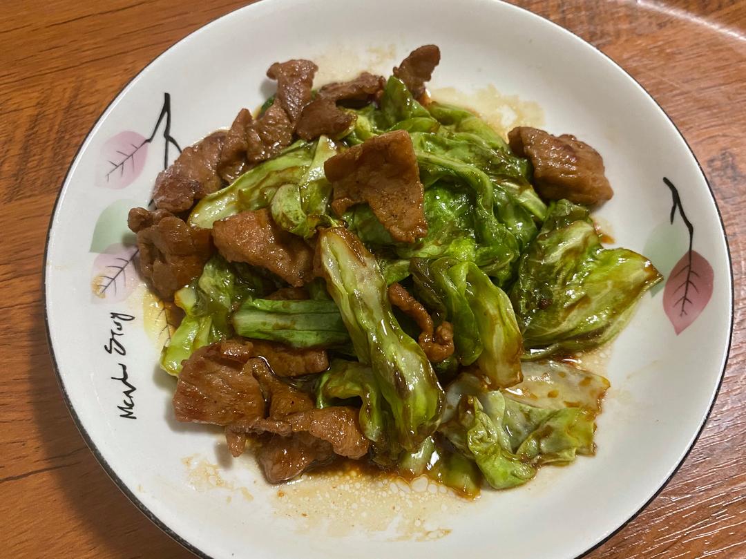俯拍全景图:三组透明玻璃碟并列摆放,左碟为咸鲜型(蒜末+芝麻+浅褐色酱汁)、中碟为酸辣型(红油光泽+青红椒粒+花生碎)、右碟为酱香型(深棕酱膜覆盖菜叶+葱油反光),每碟旁配半颗剖开的焯水圆包菜作参照,背景为原木砧板,强调‘同源食材·不同风味’ 饭包菜三种调味方案对比摆盘