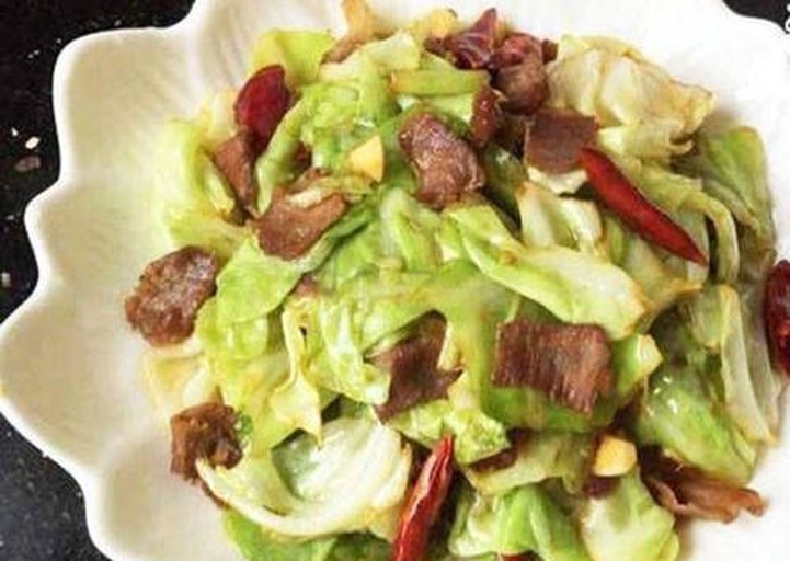 手撕包菜炒腊肉成品图