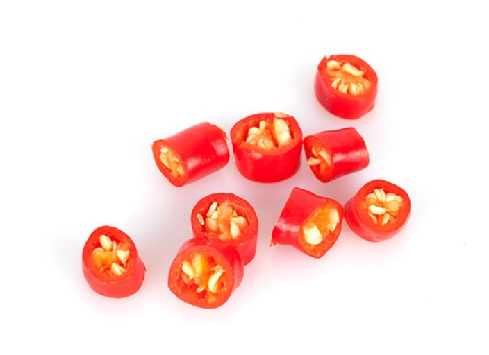 高清特写:左上-新鲜饱满红椒整椒(蒂青皮亮);右上-去籽后保留白筋的剖面;左下-逆纹斜切的2mm红椒丝(纤维清晰可见);右下-盐水冰镇后沥干的红椒丝堆叠在吸水纸上,表面完全干燥无水光 红椒预处理四步对比图