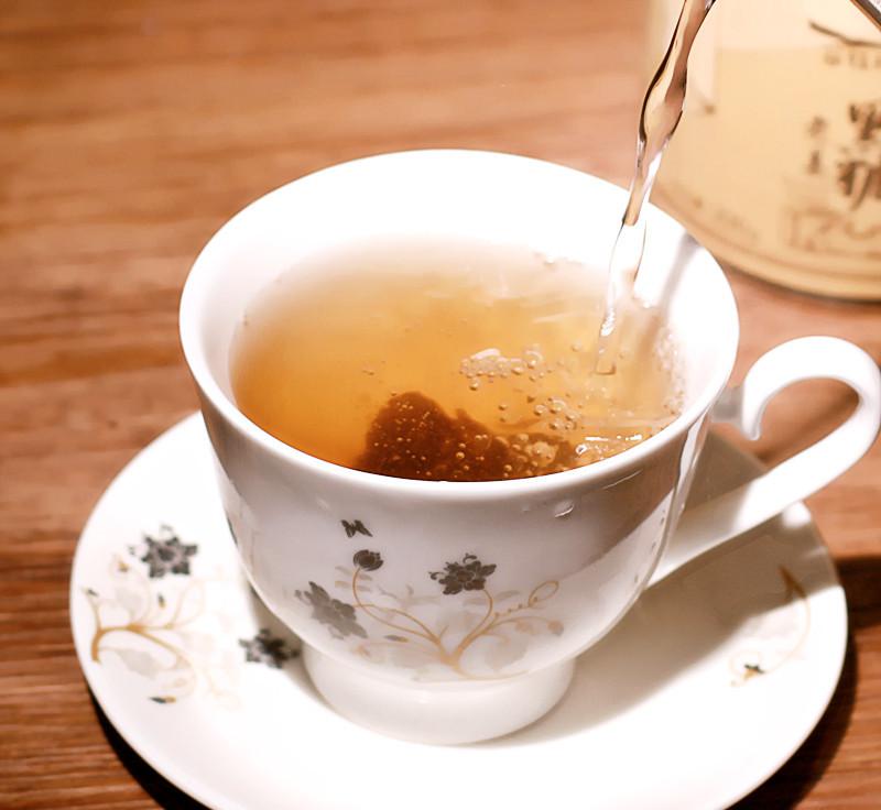 茶具预热过程,热水冲洗玻璃杯 温杯过程