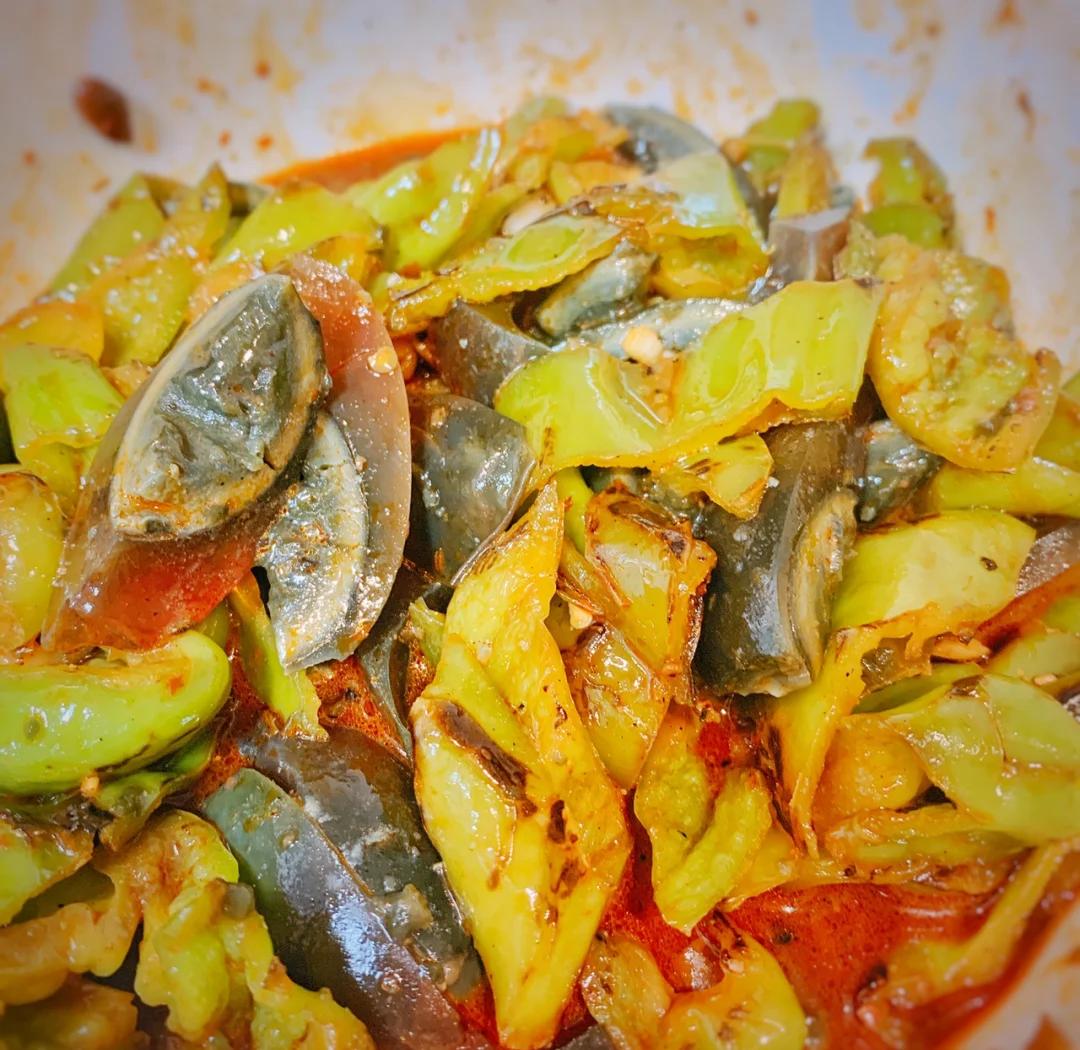 湖南风味茄子尖椒皮蛋成品图